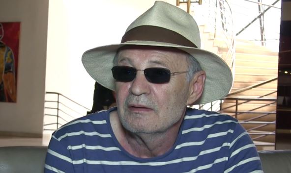 Mustafa Nadarević u šeširu i mornarskoj majici daje intervju