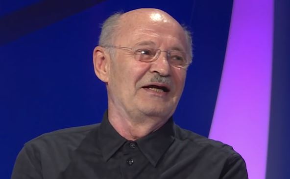 Mustafa Nadarević daje intervju u crnoj košulji na N1