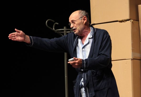 Mustafa Nadarević igra predstavu Sjajni momci