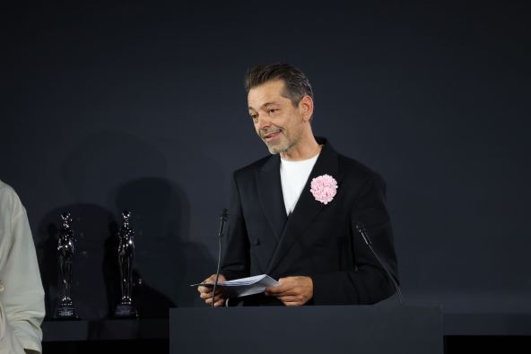 Piter Milije drži govor na dodeli CFDA nagrada gde mu je uručena statua najboljeg međunarodnog dizajnera godine