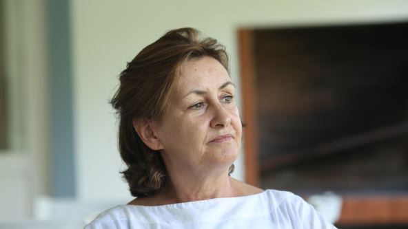 Žena od 50 + godina zagledana u daljinu