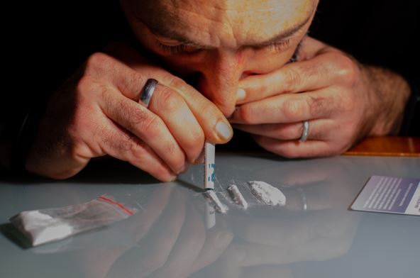 Čovek šmrče kokain