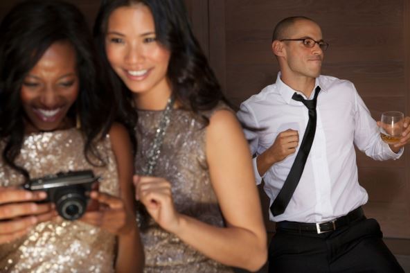 Muškarac koji igra na zabavi