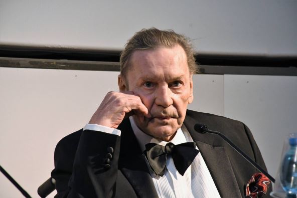 Helmut Berger u večernjem odelu