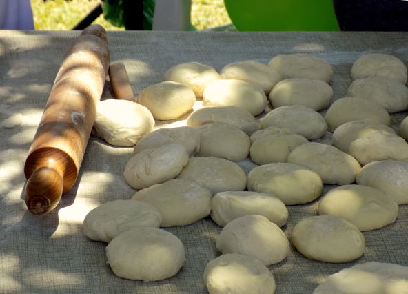 Priganice_-_Dough_preparation_at_the_Carp_Day_Festival_in_Plavnica,_Montenegro_02.jpg