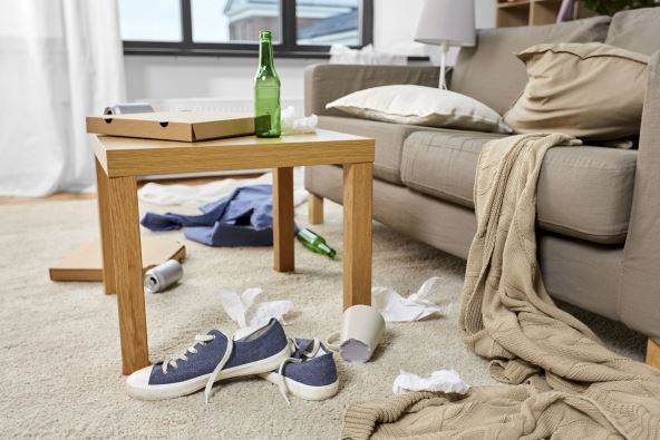 IGNORISANJE NEREDA  stock-photo-mess-disorder-and-interior-concept-view-of-messy-home-living-room-with-scattered-stuff-1661999122.jpg