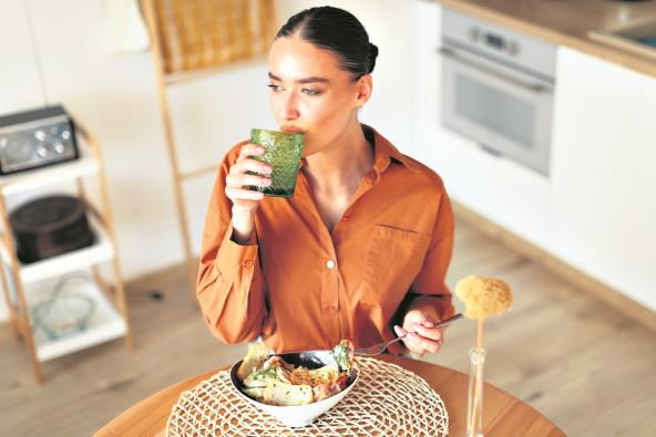 NE PRESKACITE OBROKE  stock-photo-young-caucasian-lady-having-dinner-drinking-a-glass-of-water-and-tasting-a-caesar-salad-sitting-2337924857.jpg