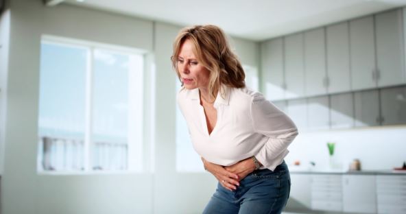 Stariju ženu boli stomak