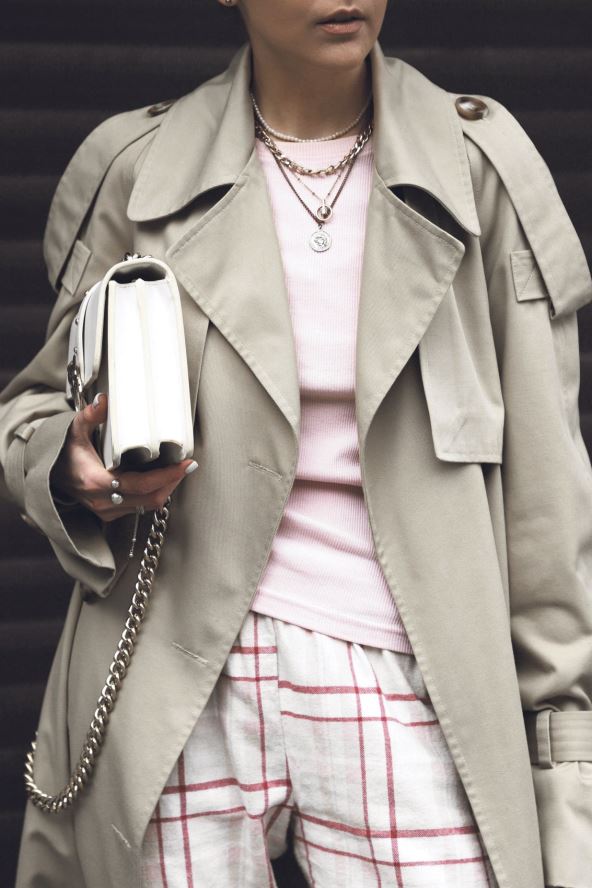 KLASICAN MANTIL  stock-photo-beautiful-blonde-girl-dressed-in-beige-trench-coat-pink-longsword-and-checked-pants-bag-in-hand-2275688235.jpg