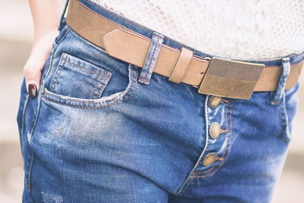 KVALITETNE FARMERKE  stock-photo-close-up-photo-of-girl-wearing-jeans-with-leather-belt-with-her-hands-in-back-pocket-young-fashion-1423029056.jpg