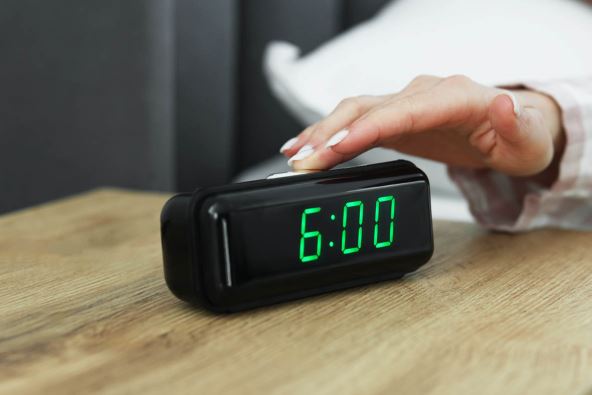 RAZMISLITE O KLASICNOM ALARMU  stock-photo-woman-turning-off-digital-alarm-clock-on-bedside-table-indoors-closeup-2620147323.jpg