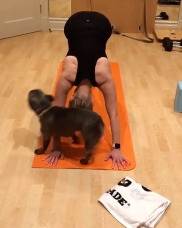 Ris Viterspun vežba jogu pored svog psa