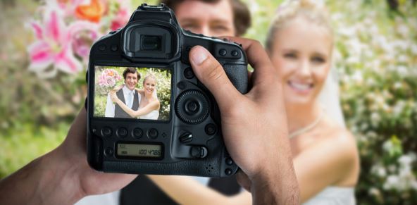REZERVISITE MUYIKU I FOTOGRAFA  stock-photo-cropped-image-of-hands-holding-camera-against-portrait-of-romantic-newlywed-couple-674506351.jpg