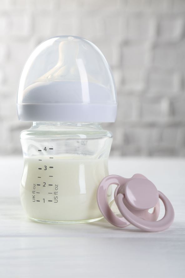 CUCLE FLASICE I PRIBOR ZA HRANJENJE   stock-photo-feeding-bottle-with-milk-and-pacifier-on-white-wooden-table-2618035321.jpg