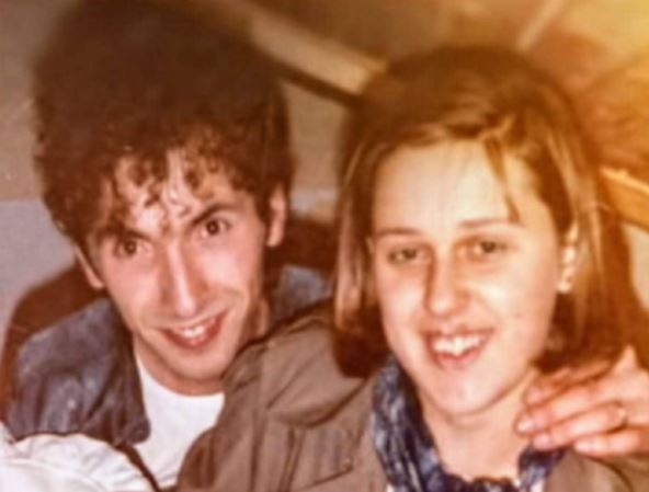 2026-04-02 15_28_47-RIJETKA PORODIČNA FOTOGRAFIJA_ Dino Merlin u zagrljaju supruge Amele i kćerke Na.jpg