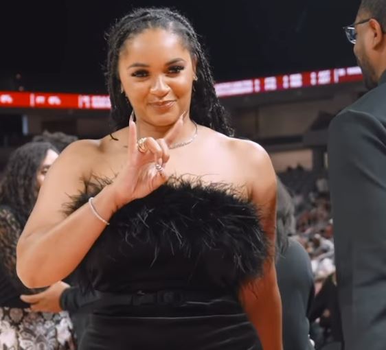 Sidni Karter trener ženske košarke.PNG