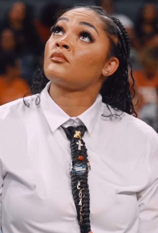 Sidni Karter trener gleda gore 3.PNG