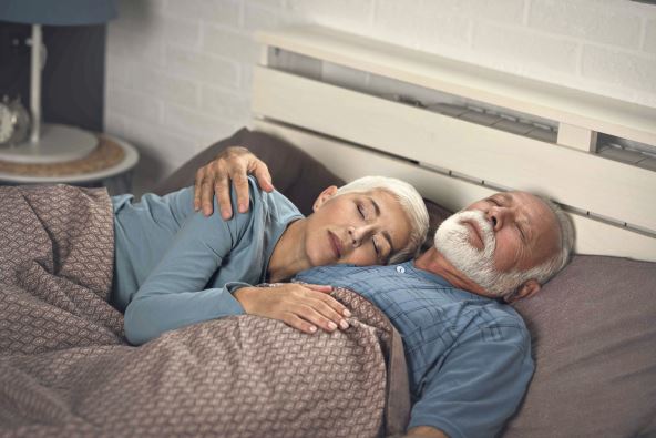 1  NASPAVAJTE SE    stock-photo-happy-senior-couple-sleeping-on-bed-elderly-retired-husband-and-wife-comfort-relaxing-taking-care-2646560081.jpg