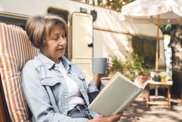 15   ZAPOSLITE MOZAK   stock-photo-relaxed-caucasian-senior-old-elderly-woman-grandmother-granny-reading-book-learning-near-trailer-2541603333.jpg