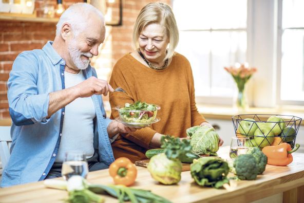 8  MANJE MESA   stock-photo-cheerful-senior-couple-eating-salad-standing-together-with-healthy-food-on-the-kitchen-at-home-1361709539.jpg