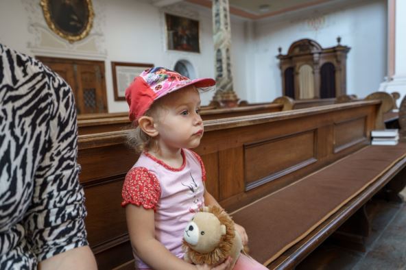 Devojčica u crkvi.jpg