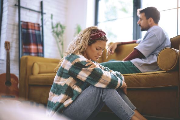 KAZNJAVANJE CUTANJEM   stock-photo-sad-woman-sitting-on-the-floor-after-arguing-with-her-husband-at-home-2517385611.jpg