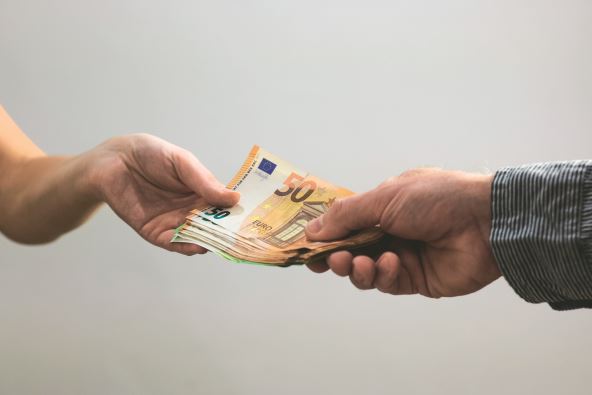 RASPODELA NOVCA  stock-photo--a-man-gives-money-to-a-woman-euro-banknotes-and-euro-banknotes-gray-background-and-close-2385699877.jpg