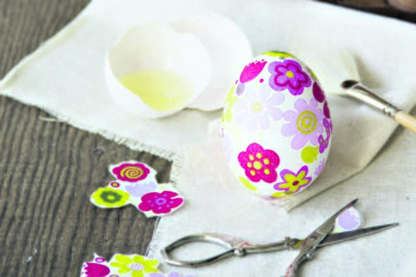 ANTR 1   DEKUPAZ TEHNIKA   stock-photo-process-decorating-easter-eggs-decoupage-technique-flower-pattern-egg-557442211.jpg