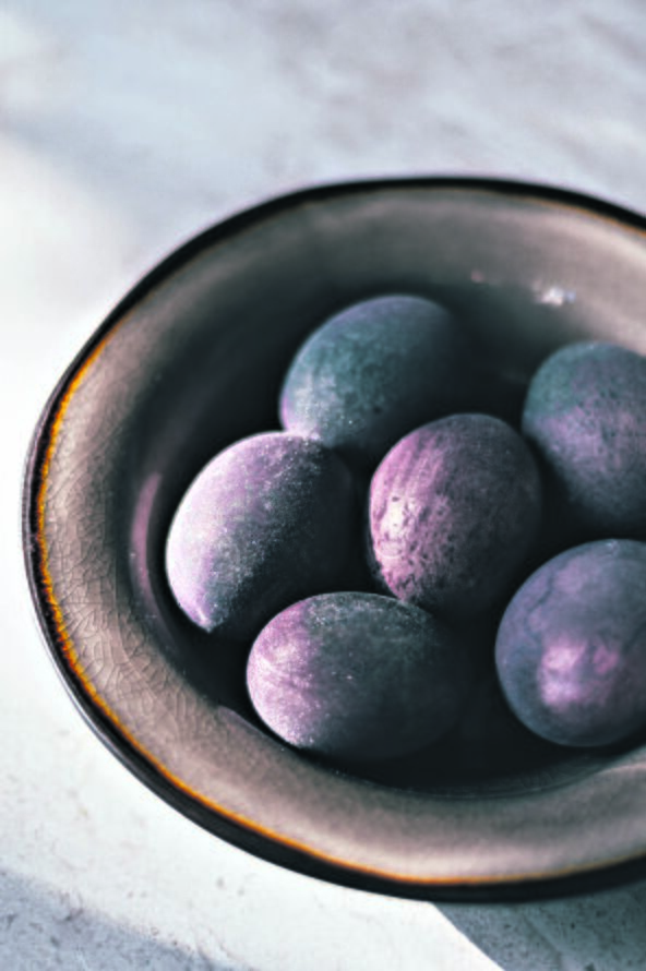ANTR 2   JAJA SA KRISTALIMA   stock-photo-sparkling-easter-eggs-dyed-with-natural-ingredients-such-as-red-wine-homemade-naturally-dyed-eggs-2269542679.jpg
