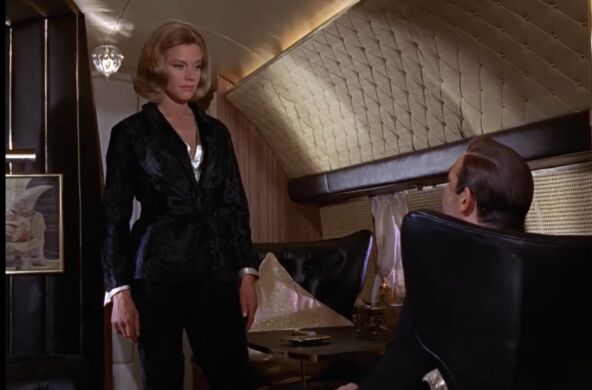 Pusi Galor Bond devojka u filmu Goldfinger.PNG
