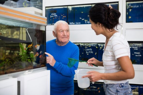 Stariji čovek kupuje ribice.jpg