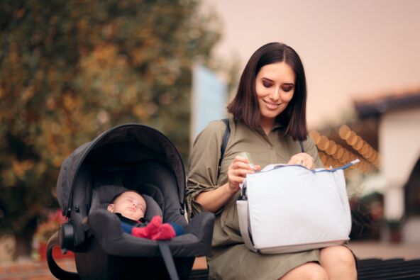 Mama stavlja stvari u torbu dok beba spava.jpg