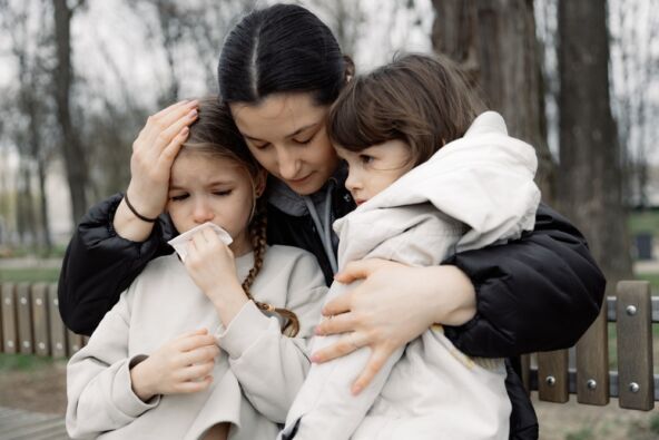 Majka grli dve ćerke.jpg