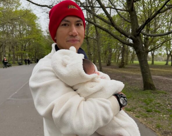 Princ od Bruneja sa bebom Zahra u parku.PNG