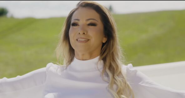 Olja Karleuša u spotu pesme.PNG