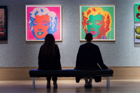 Posetioci galerije gledaju umetnička dela sa likom Merlin Monro.jpg