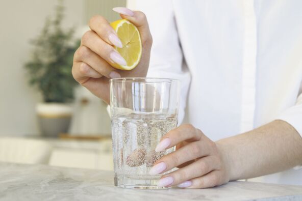 VODA S LIMUNOM  stock-photo-woman-squeezes-lemon-juice-into-a-glass-closeup-cropped-image-2281966667.jpg