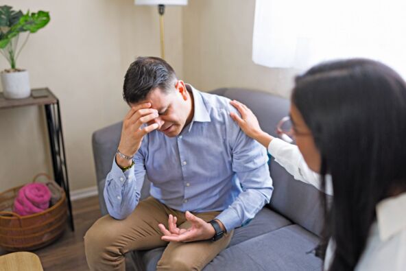 NAJINTENZIVNIJE EMOCIJE TREBA DA BUDU DEO TERAPIJE  stock-photo-latin-american-psychologist-supporting-her-depressed-patient-during-psychotherapy-session-at-home-2667554927.jpg