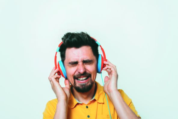 UZ GLOSU  stock-photo-man-with-headphones-663830869.jpg