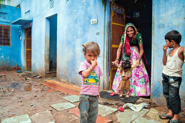 SMANJEN BROJ ABORTUSA  stock-photo-jaipur-rajasthan-india-august-a-woman-with-her-children-stand-outside-their-house-at-1133844269.jpg