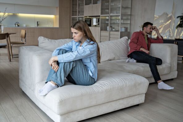 NERETKO DOLAZI DO UDALJAVANJA PARTNERA  stock-photo-unhappy-man-and-woman-have-quarrel-sits-on-large-sofa-at-home-with-backs-turned-each-other-serious-2434432437.jpg