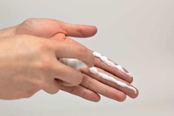 SPF KREMA  stock-photo-a-person-applying-the-correct-amount-of-sunscreen-for-face-and-neck-2079322687.jpg