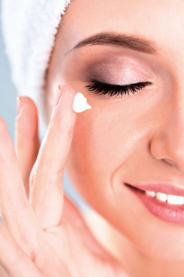 OKOLOOCNA KREMA  stock-photo-beautiful-young-woman-applying-a-creme-on-her-face-isolated-on-gray-background-351692804.jpg