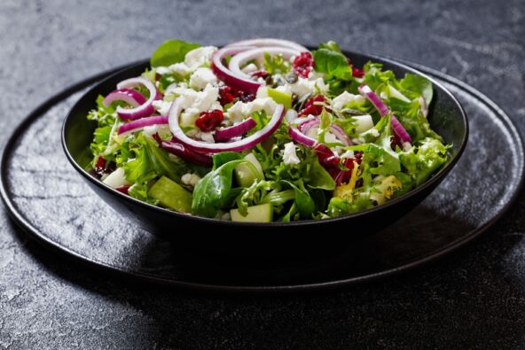 Salata sa jabukom, lukom i feta sirom