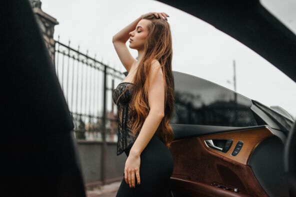 Devojka u korsetu pored automobila.jpg