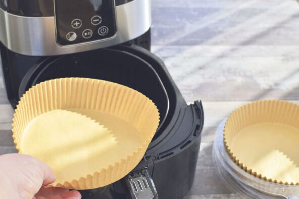 SVE PODLOGE I PAPIRI SU SIGURNI ZA KORISCENJE   stock-photo-a-woman-places-a-paper-disposable-liner-into-air-fryer-paper-for-air-fryer-2598429263.jpg