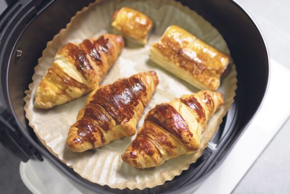 UVEK SE MORA PREDHODNO ZAGREJATI  stock-photo-pastry-chef-baking-croissants-and-puff-with-air-fryer-delicious-and-easy-bake-at-home-2472040909.jpg