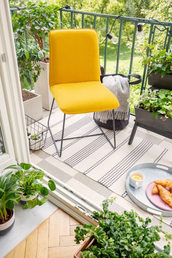 TEPIH stock-photo-yellow-chair-and-urban-jungle-on-the-balcony-of-elegant-flat-real-photo-1221597025.jpg