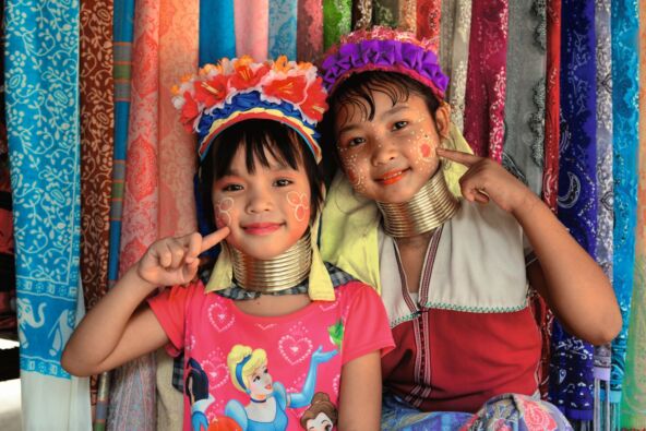 PRVI PRSTEN NOI SE VEC SA PET GODINA  stock-photo-karen-padaung-girls-meet-in-the-village-chang-mai-thailand-september-1758218636.jpg