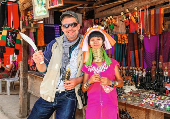 PLATI PA SLIKAJ  stock-photo-mae-hong-son-thailand-january-the-giraffe-women-burmese-hill-tribe-long-necked-karen-1482327995.jpg